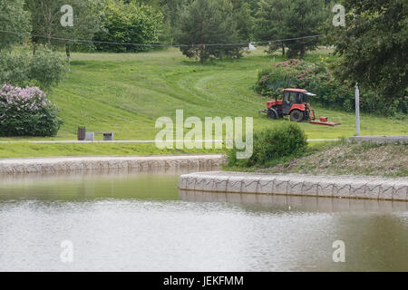 Rasenmähen im Stadtpark, Moskau, Russland. Stockfoto