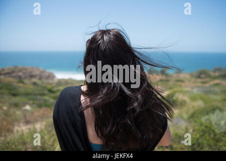Rückansicht des Frau Blick auf Meer Stockfoto