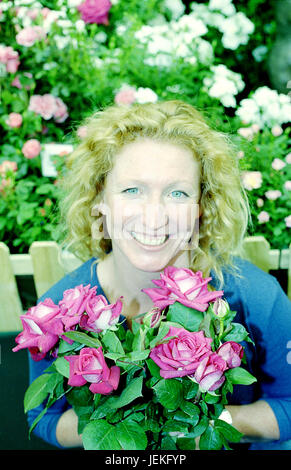 TV-Gärtner Charlie Dimmock enthüllt eine Rose nach ihr benannt 'Dimmock Rose' in Birmingham ca. 1998 Stockfoto