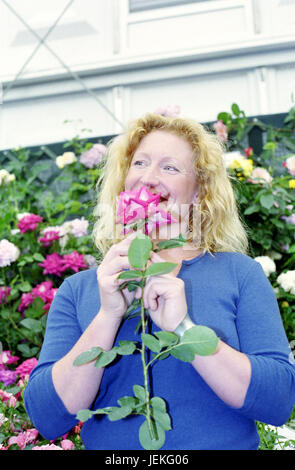 TV-Gärtner Charlie Dimmock enthüllt eine Rose nach ihr benannt 'Dimmock Rose' in Birmingham ca. 1998 Stockfoto