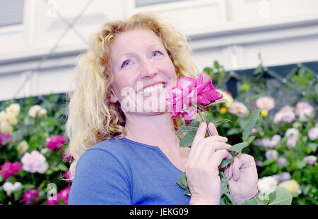 TV-Gärtner Charlie Dimmock enthüllt eine Rose nach ihr benannt 'Dimmock Rose' in Birmingham ca. 1998 Stockfoto