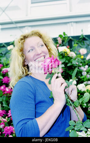 TV-Gärtner Charlie Dimmock enthüllt eine Rose nach ihr benannt 'Dimmock Rose' in Birmingham ca. 1998 Stockfoto