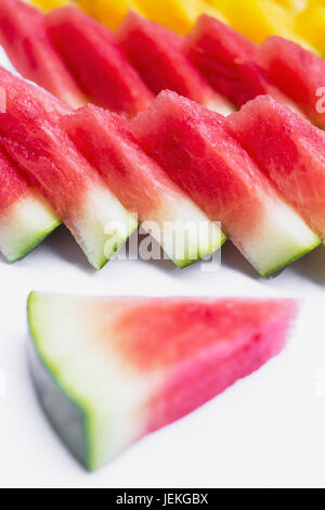 Nahaufnahme von roten und gelben Wassermelone Scheiben Stockfoto