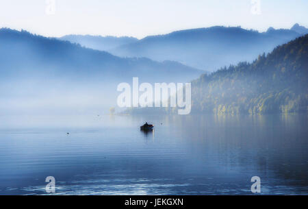 Mann im Ruderboot am See Ägerisee, Zug, Schweiz Stockfoto