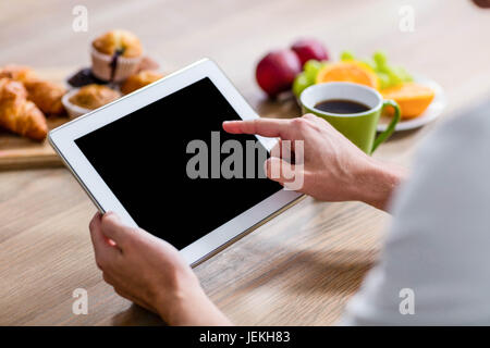 Stattlicher Mann mit Tablet Stockfoto