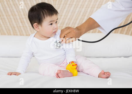 Niedliche Baby Besuch von Arzt Stockfoto