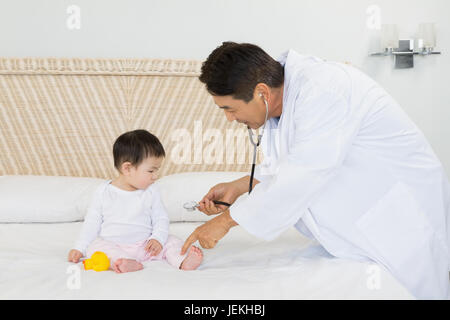 Niedliche Baby Besuch von Arzt Stockfoto