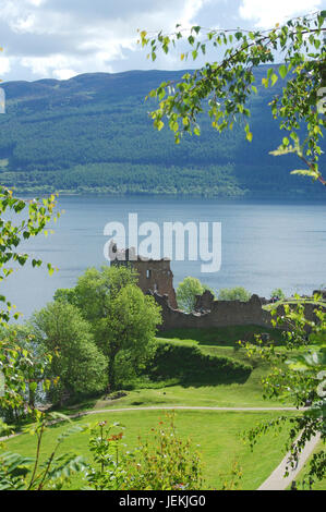 Blick hinunter auf Urquhart Castle auf Seite des Loch Ness im schottischen Hochland Stockfoto