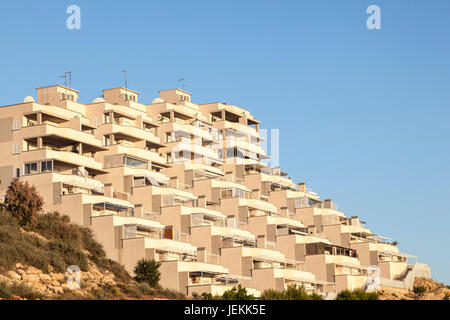 Modernes Wohnhaus mit Balkonen in Puerto de Mazarron. Region Murcia, Südspanien Stockfoto