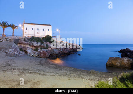 Kirche und kleiner Strand in der Abenddämmerung in Isla Plana, Region Murcia, Spanien Stockfoto