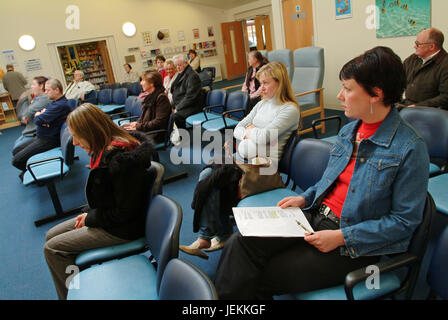 Wartezimmer in NHS (National Health Service) Osten Kai Medical Centre, Bridgwater, Somerset, Großbritannien. Stockfoto