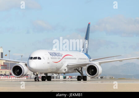 Flugzeug Boeing 787 Dreamliner von Aeromexico Fluggesellschaft ist für die Passagiere terminal, ankommen, nachdem es in Madrid - Barajas Flughafen gelandet ist Stockfoto