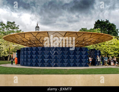 Die 2017 Serpentine Gallery Sommerpavillon von Francis Kere. Kensington Gardens Hyde Park London UK Stockfoto