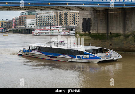 MBNA Scherer Fluss bus service Auf der Themse in London. Stockfoto