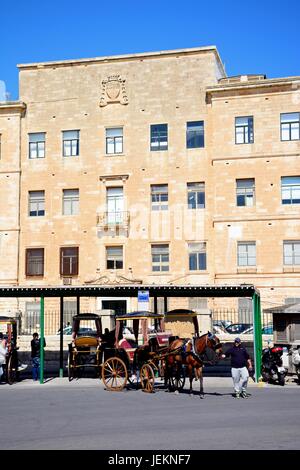 Pferdekutsche Kutschen vor das Öffentlichkeitsregister Valletta, Malta, Europa aufzubauen. Stockfoto