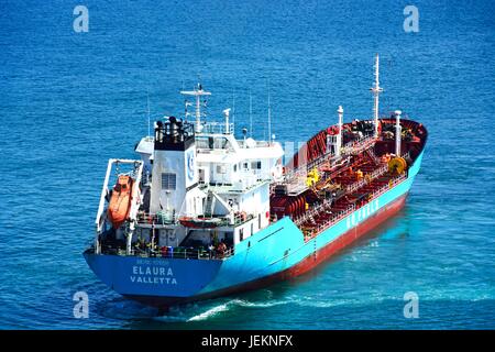 Elaura gehen Brennstoffe Öl-Tanker in den grand Harbour, Valletta, Malta, Europa. Stockfoto