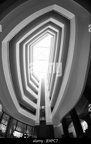 Ungewöhnliches Interieur im Inneren des Gebäudes von unten Stockfoto