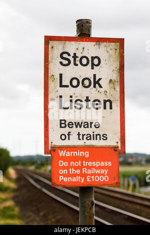 Streckenseitigen Bahnübergang Warnschild: "Stop sehen hören Hüten Sie sich vor Züge", und "Nicht auf der Bahn Hausfriedensbruch", Redbridge, Southampton, Hampshire Stockfoto