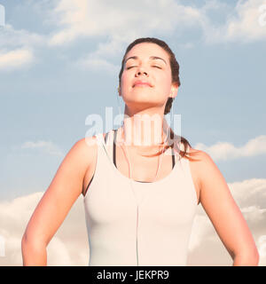 Zusammengesetztes Bild Fit Frau in der Sonne Stockfoto