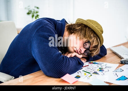 Hipster Geschäftsmann an seinem Schreibtisch schlafen Stockfoto