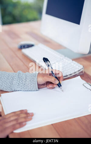 Womans Hand schreiben mit Stift auf weißem Blatt Stockfoto