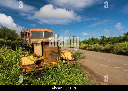Verlassenen LKW durch alte Zuckerfabrik in Koloa Kauai Stockfoto