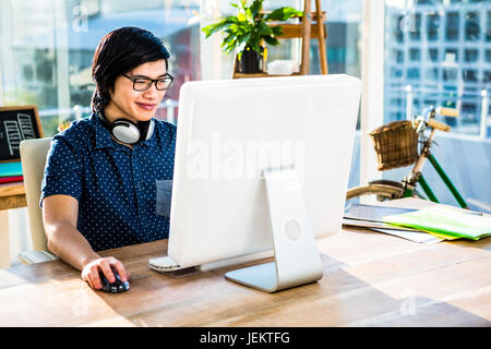 Lächelnde asiatische Geschäftsmann mit computer Stockfoto
