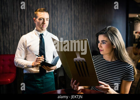 Frau Kellner aus dem Menü bestellen Stockfoto