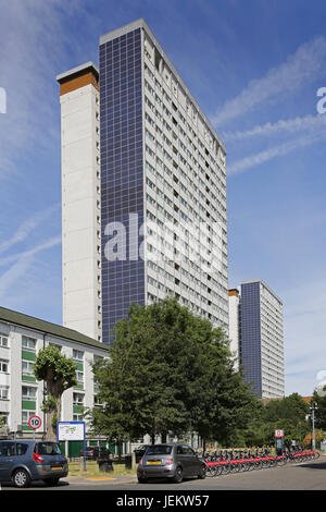 Solar-Panels behoben, die Süd-Höhen der Coulcil Hochhäuser auf dem Edward Woods Anwesen in North Kensington, London. Stockfoto