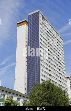 Solar-Panels behoben, die Süd-Höhen der Coulcil Hochhäuser auf dem Edward Woods Anwesen in North Kensington, London. Stockfoto