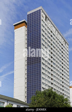 Solar-Panels behoben, die Süd-Höhen der Coulcil Hochhäuser auf dem Edward Woods Anwesen in North Kensington, London. Stockfoto