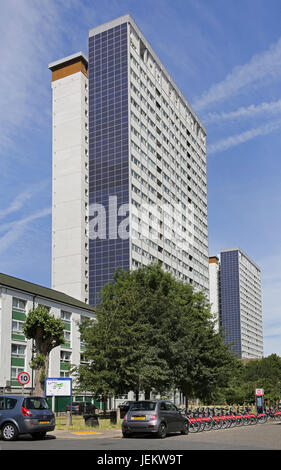 Solar-Panels behoben, die Süd-Höhen der Coulcil Hochhäuser auf dem Edward Woods Anwesen in North Kensington, London. Stockfoto