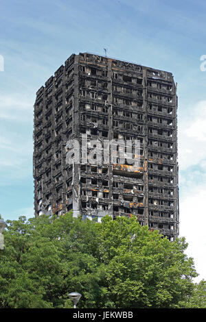 Die ausgebrannte Hülle des Grenfell House, London, UK. Die 23 Etagen Wohnblock, Juni 2017 brannte. Mindestens 79 Tote. Stockfoto