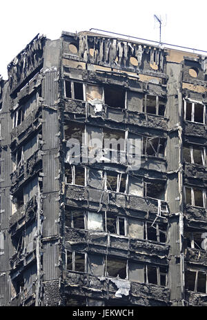 Nahaufnahme der ausgebrannte Hülle des Grenfell House, London, UK. Die 23 Etagen Wohnblock, Juni 2017 brannte. Mindestens 79 Tote. Stockfoto