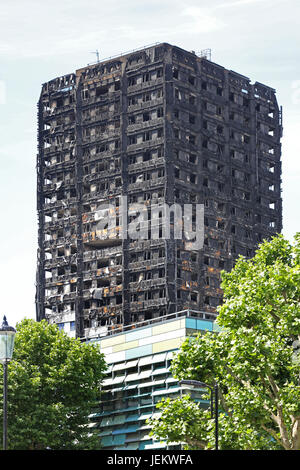 Die ausgebrannte Hülle des Grenfell House, London, UK. Die 23 Etagen Wohnblock, Juni 2017 brannte. Mindestens 79 Tote. Stockfoto