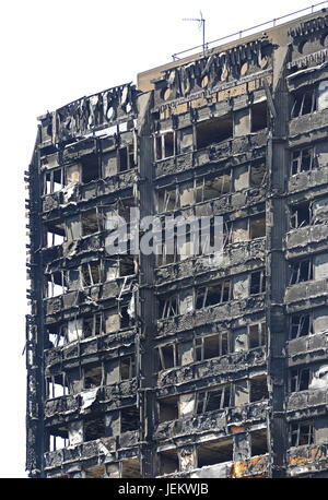 Nahaufnahme der ausgebrannte Hülle des Grenfell House, London, UK. Die 23 Etagen Wohnblock, Juni 2017 brannte. Mindestens 79 Tote. Stockfoto