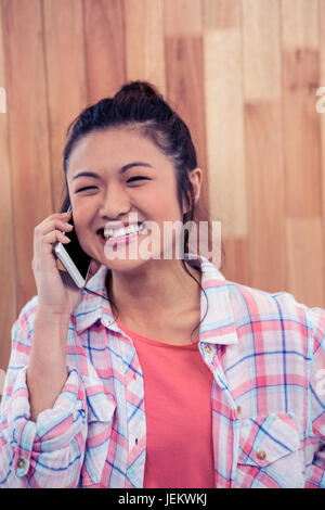 Gerne asiatische Frau auf Anruf Stockfoto