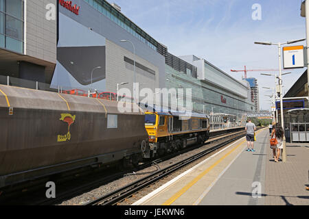 Ein Güterzug durchläuft der neu errichteten Shepherds Bush Station, neben dem Westfield Shopping Centre in West-London Stockfoto