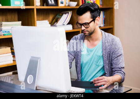 Ernst-Designer mit Tablet Grafik Stockfoto