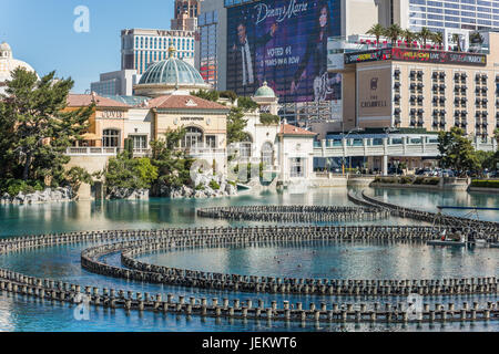 Geschäfte und Wasserbrunnen im Bellagio Hotel and Casino Stockfoto