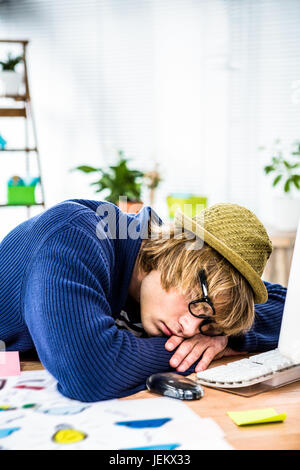 Hipster Geschäftsmann an seinem Schreibtisch schlafen Stockfoto