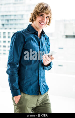 Lächelnde Hipster Geschäftsmann SMS Stockfoto