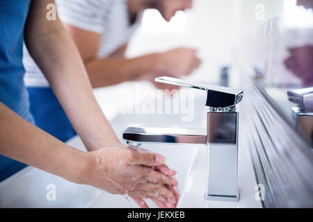 Paar im Badezimmer Stockfoto