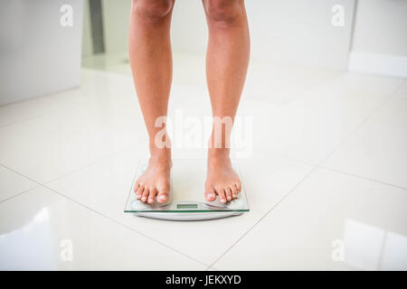 Niedrige Teil der Frau auf der Skala gewichtet Stockfoto