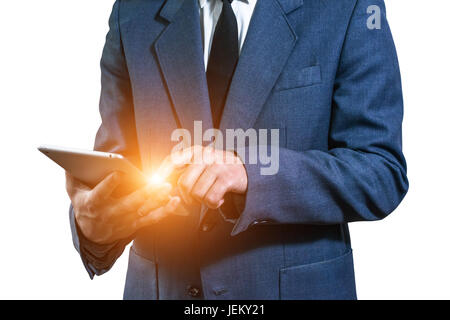 Geschäftsmann in einer Jacke hält eine Tablette Stockfoto