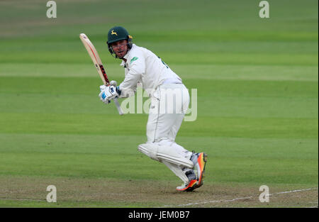 Die Nottinghamshire Brendan Taylor Fledermäuse während der Specsavers County Championship Division Two passen an der Nottingham Trent Bridge. PRESSEVERBAND Foto. Bild Datum: Montag, 26. Juni 2017. Vgl. PA Geschichte CRICKET Nottinghamshire. Bildnachweis sollte lauten: Simon Cooper/PA Wire. Einschränkungen: Nur zur redaktionellen Verwendung. Keine kommerzielle Verwendung ohne vorherige schriftliche Zustimmung der EZB. Standbild-Gebrauch bestimmt. Keine bewegten Bilder zu emulieren ausgestrahlt. Kein entfernen oder Sponsorenlogos verdunkelt. Stockfoto