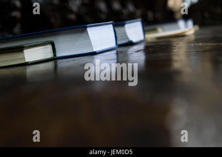 Geschlossene Kirchenlied Bücher auf hölzernen Chor stehen unterschiedlich Größen. Stockfoto