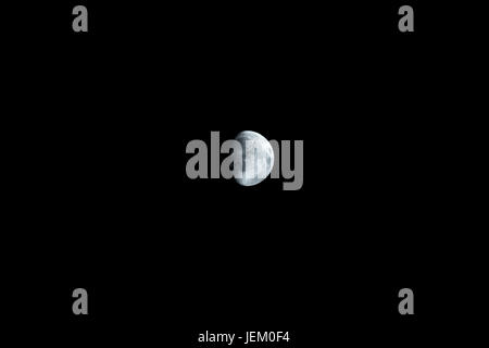Eine 3/4 Mond-Foto, das getroffen worden ist, deutlich sichtbare Krater auf der Oberfläche auf die Raum-Entität angezeigt. Stockfoto