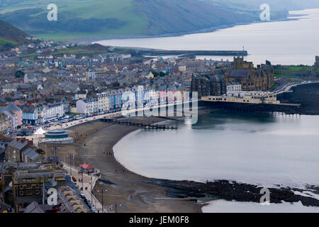 Blick auf bunte Häuserzeile in Aberystwyth, Wales. Stockfoto