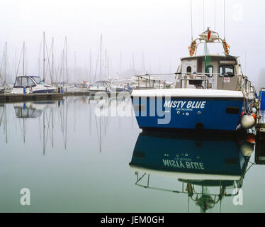 Boot vor Anker in Sovereign Harbour Marina Eastbourne an einem nebligen Morgen, fotografiert mit einer Mamiya RB67 Filmkamera und Diafilm Fuji Velvia 50 Stockfoto